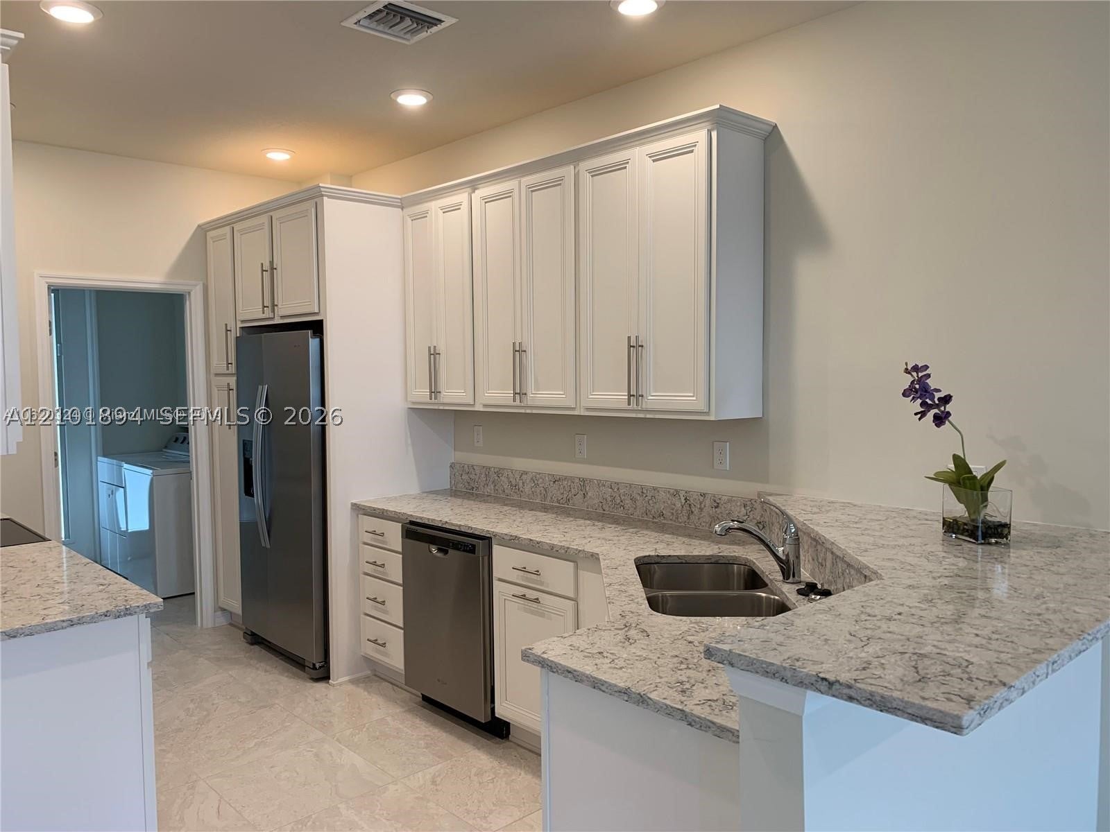 4920 Eucalyptus Dr 3
