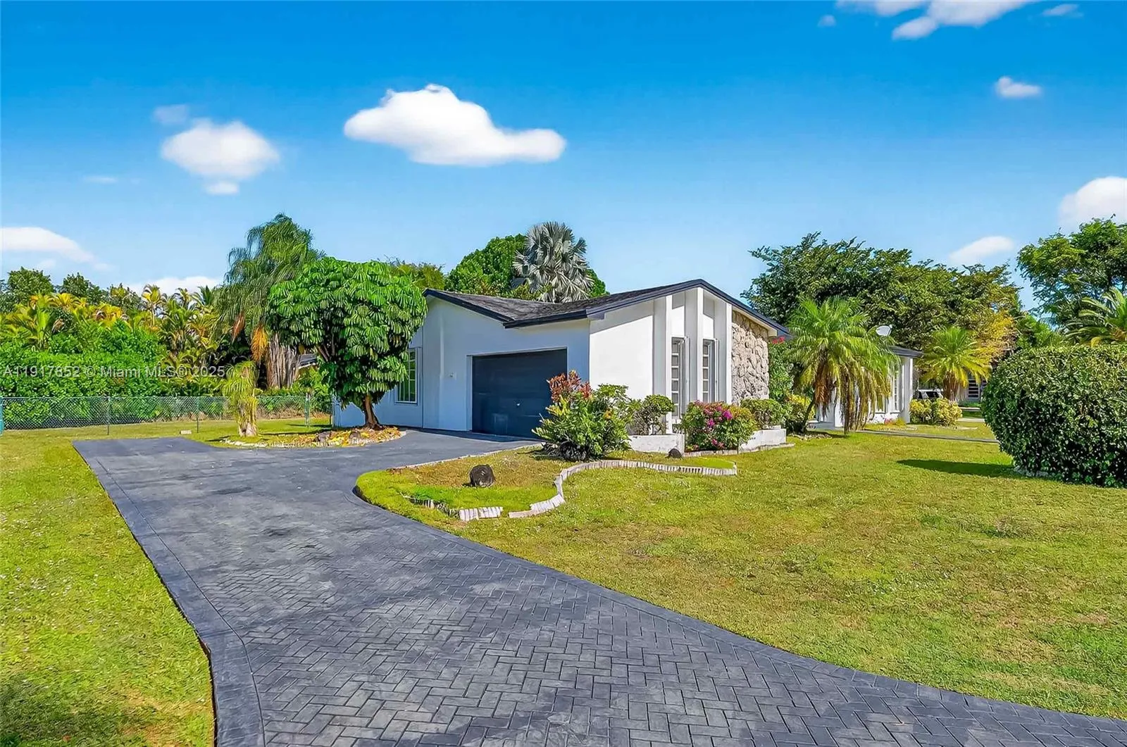 Miami, Florida 33176, United States, 3 Bedrooms Bedrooms, ,2 BathroomsBathrooms,Residential,Active,246412