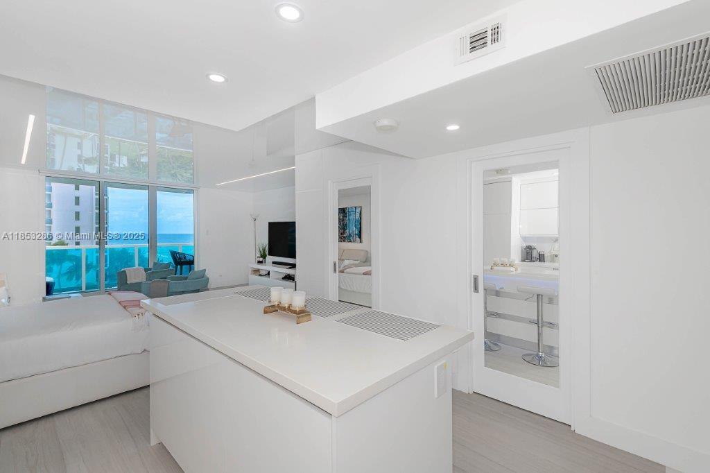 2301 Collins Ave 811