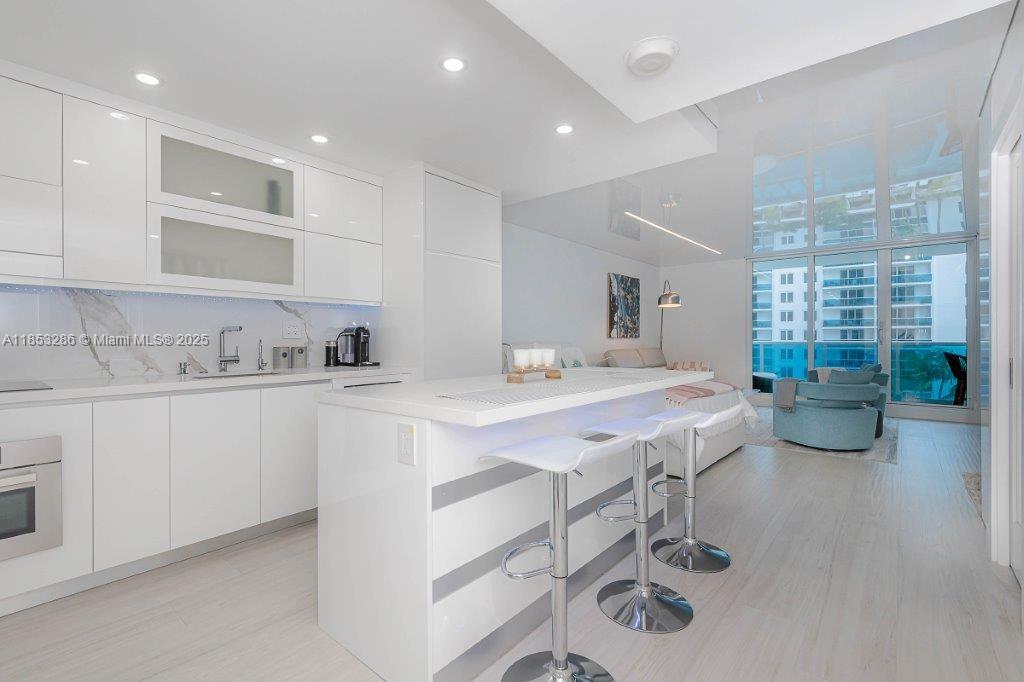 2301 Collins Ave 811