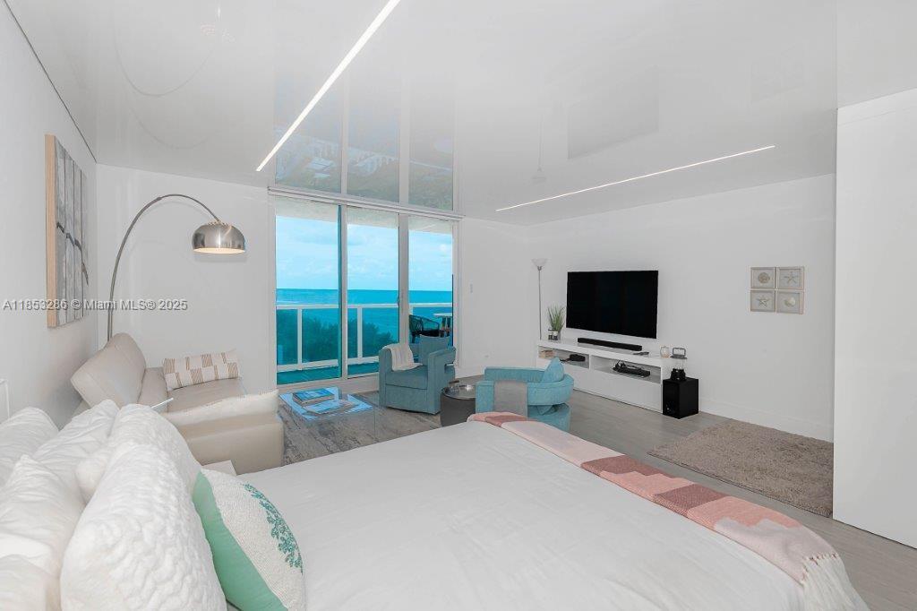 2301 Collins Ave 811