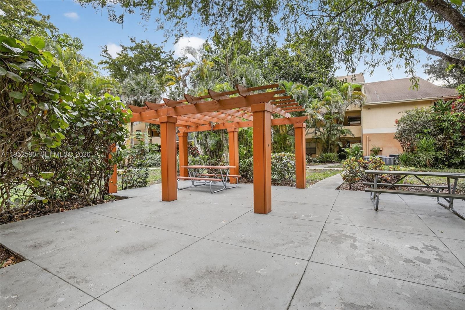 SUMMERBREEZE CONDO - Residential