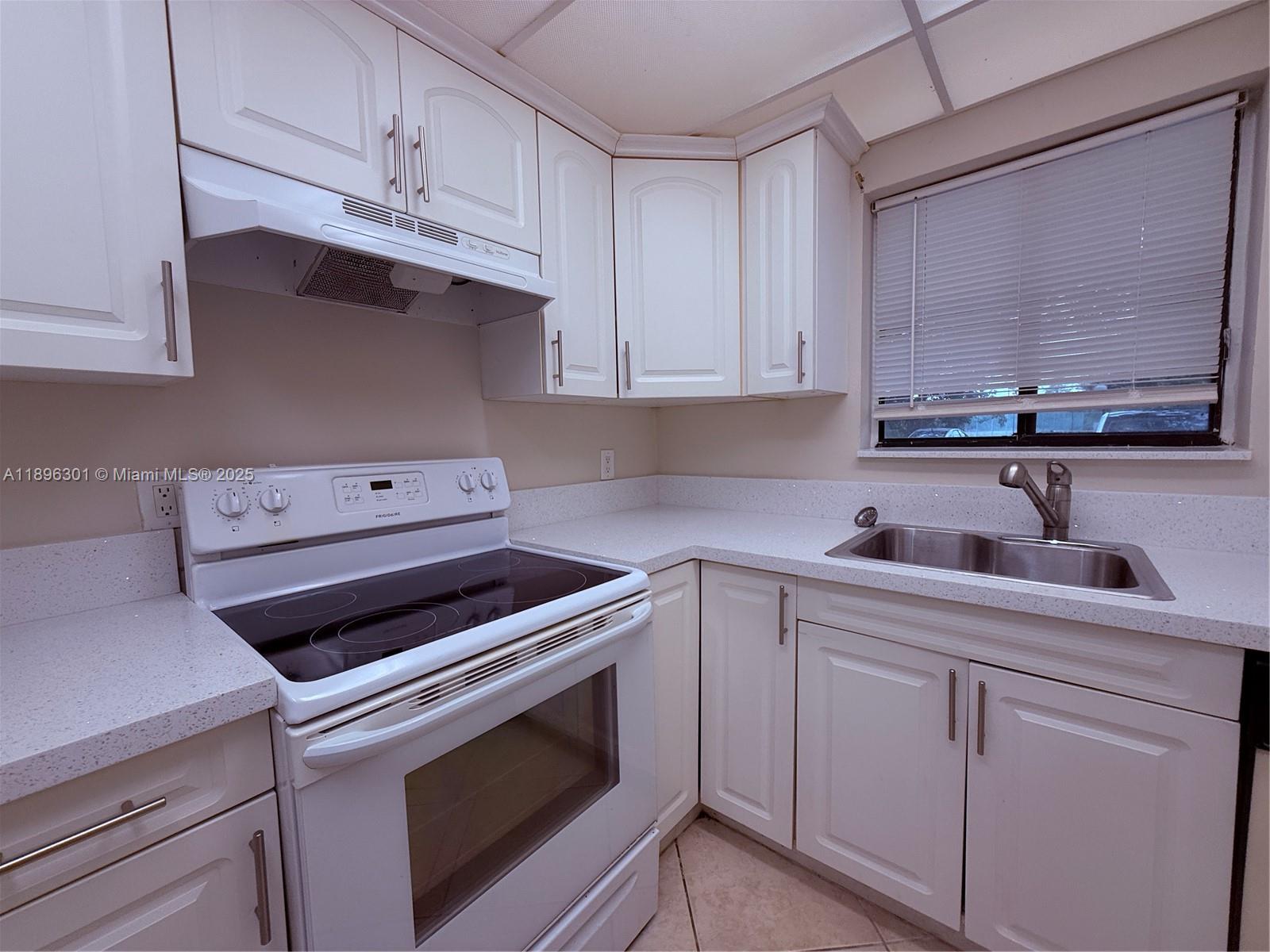 VILLAGE TOWNHOUSE-POMPANO - Residential