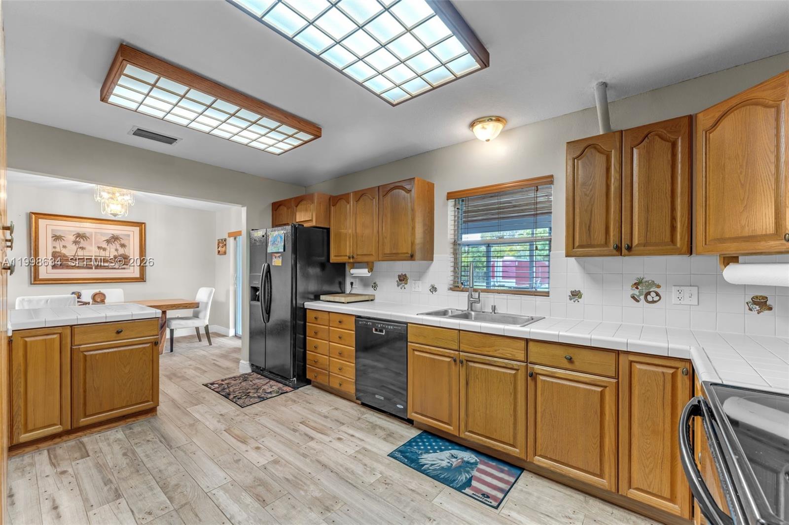 1.05 ac country home - Residential