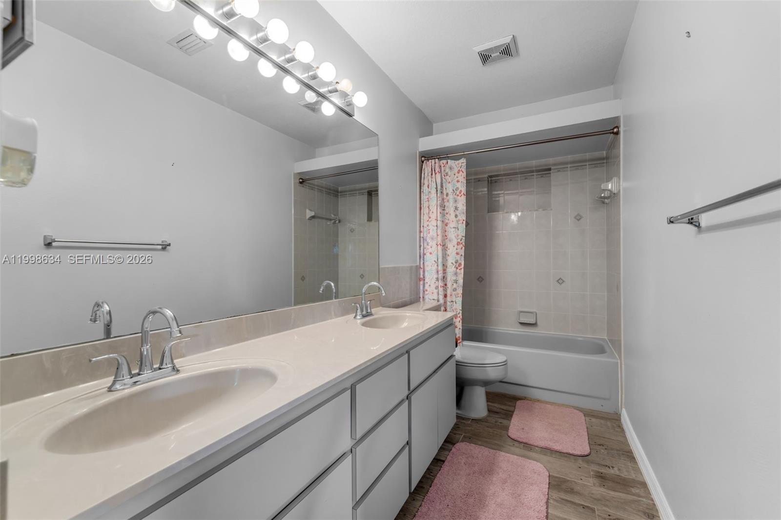 1.05 ac country home - Residential