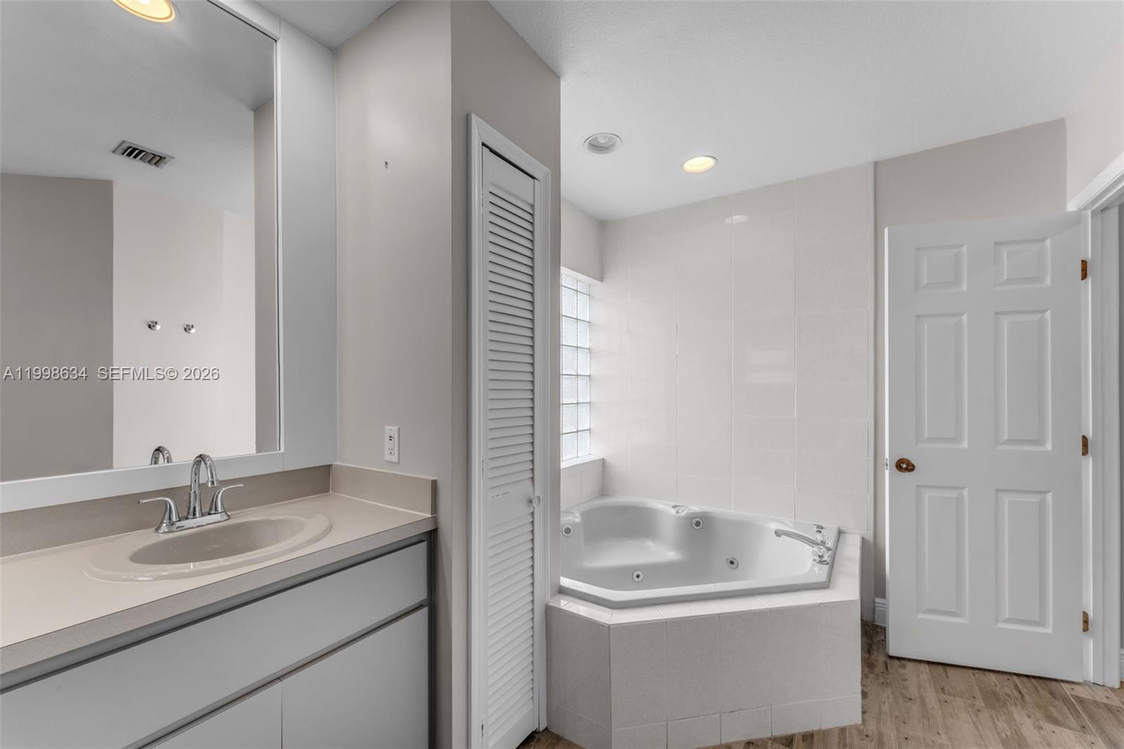 1.05 ac country home - Residential