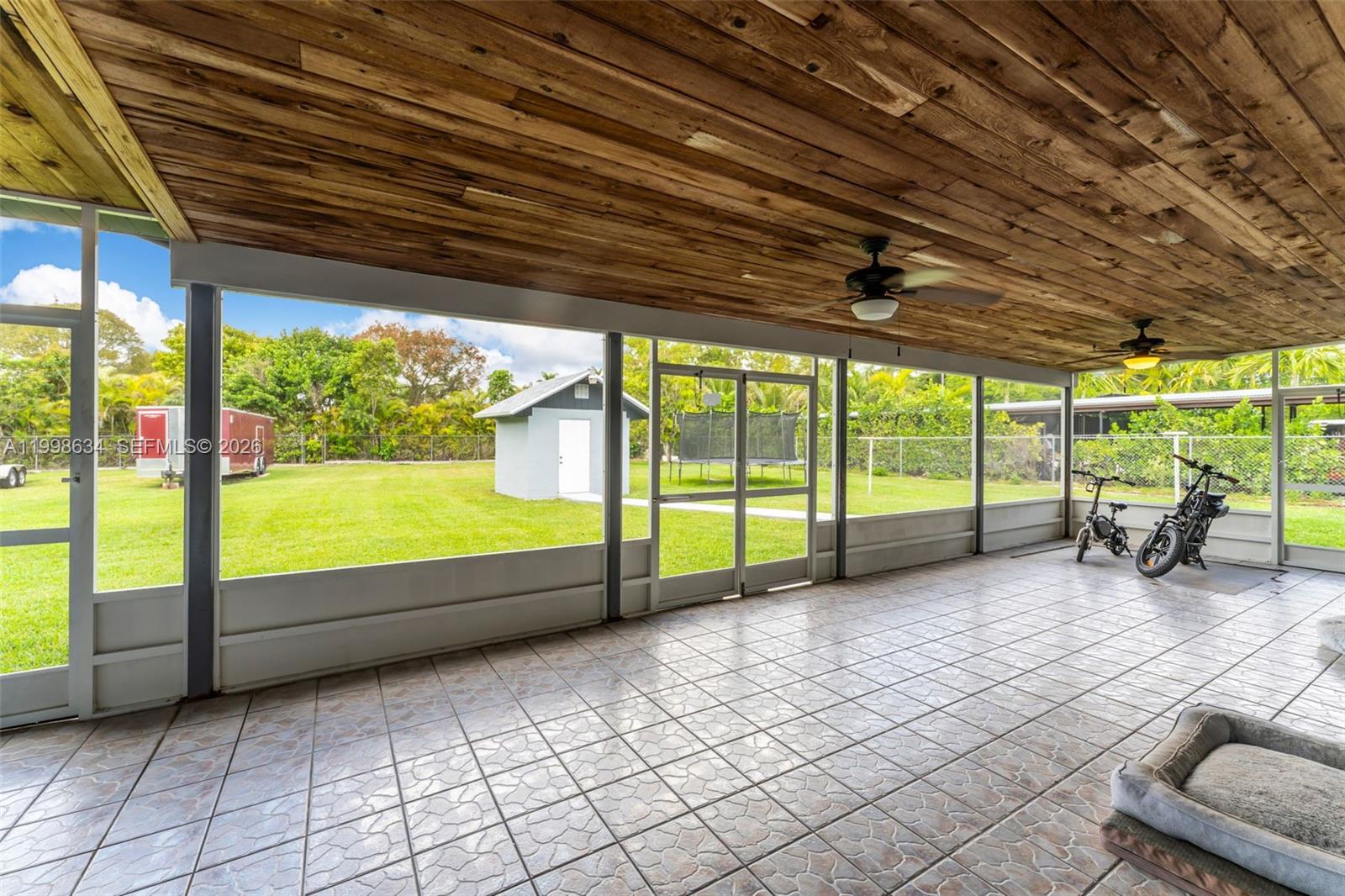 1.05 ac country home - Residential