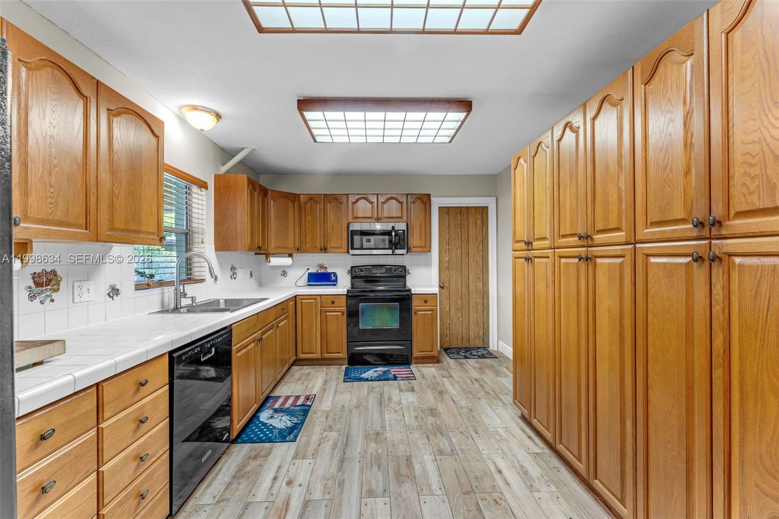 1.05 ac country home - Residential