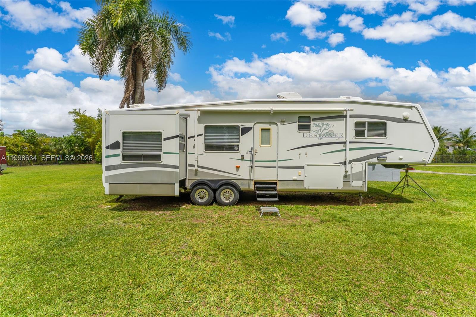 1.05 ac country home - Residential