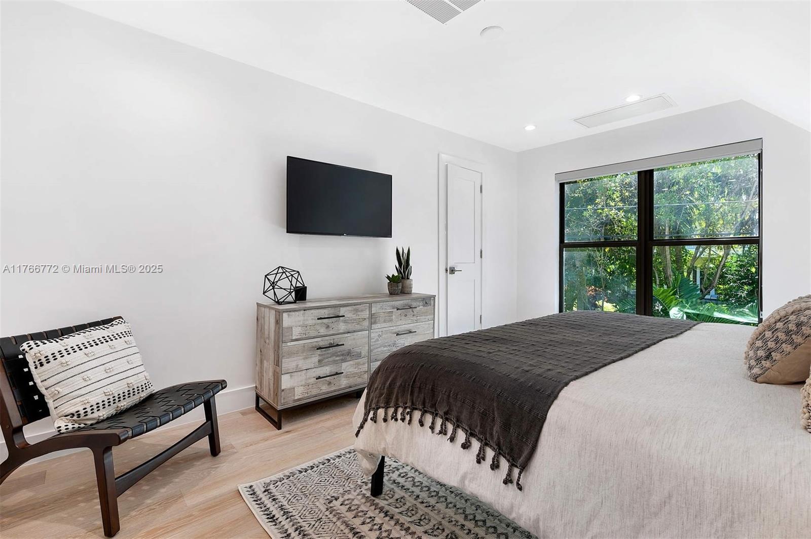 SHORE VIEW - Residential Lease