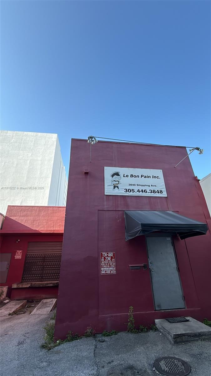 Main image without alt text