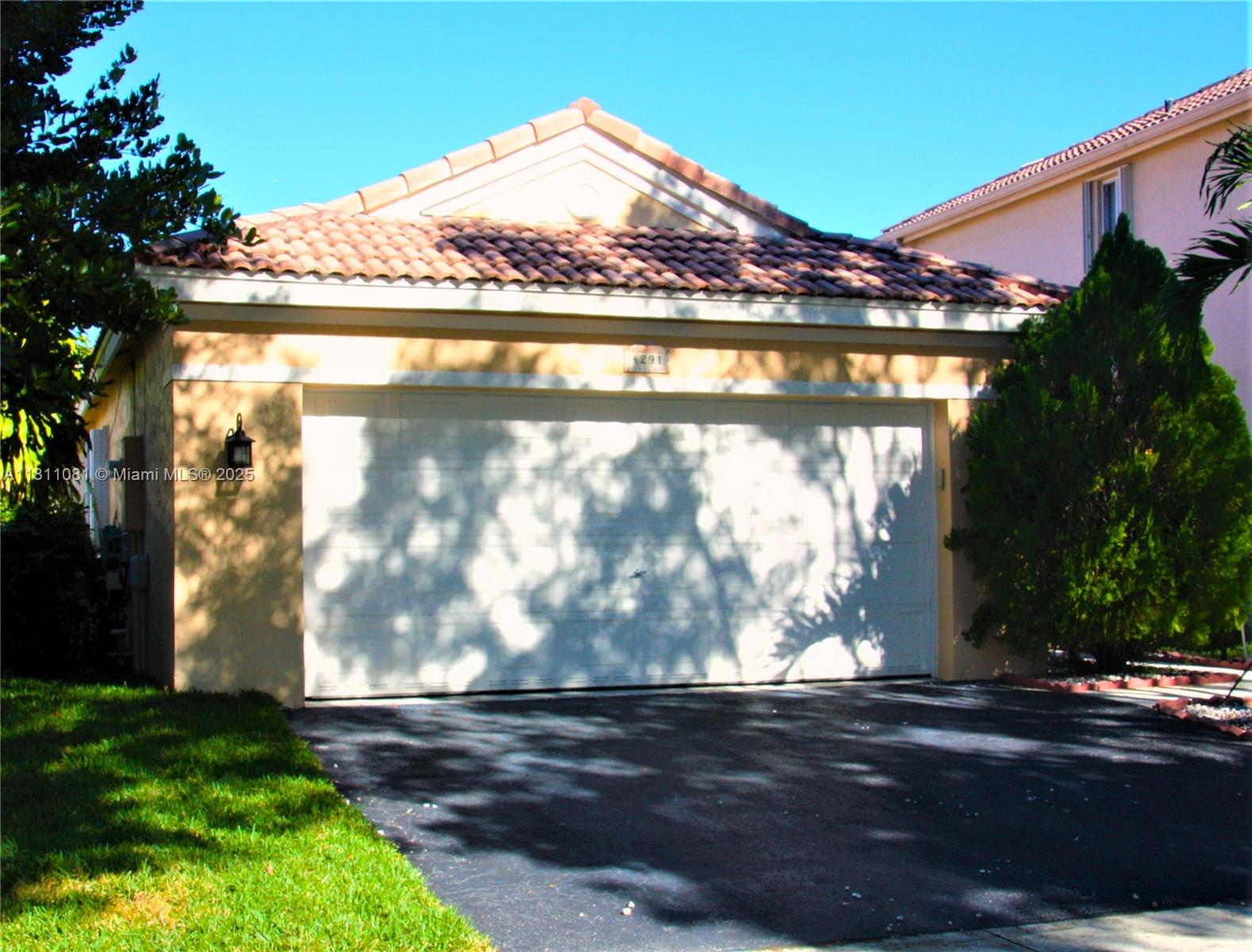 Rental Property at 4291 Magnolia Ridge Dr, Weston, Broward County, Florida - Bedrooms: 3 
Bathrooms: 2  - $4,100 MO.