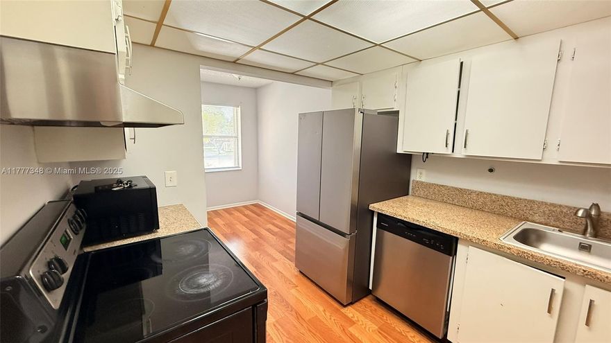 Spacious 2-Bedroom, 2-Bathroom Apartment for Rent!

Welcome to your new home! This beautiful 2-bedroom, 2-bathroom apartment offers the perfect blend of comfort and convenience.
The fully equipped kitchen boasts stainless steel appliances, and plenty of cabinet space. Each bedroom is generously sized, with ample closet space, and the master suite includes a private en-suite bathroom for added privacy.
Additional features include in-unit laundry, central heating and cooling, and a private balcony/patio. Community amenities may include a fitness center, swimming pool
Located in a prime neighborhood, this apartment is just minutes from shopping, dining, and public transportation. Pet-friendly options available!
Per Assoc, Min 675 credit score required