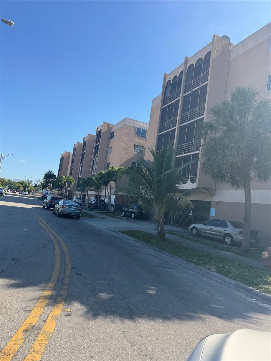 4670 W 13th Ln 427, Hialeah, Miami-Dade County, Florida - 2 Bedrooms  
2 Bathrooms - 