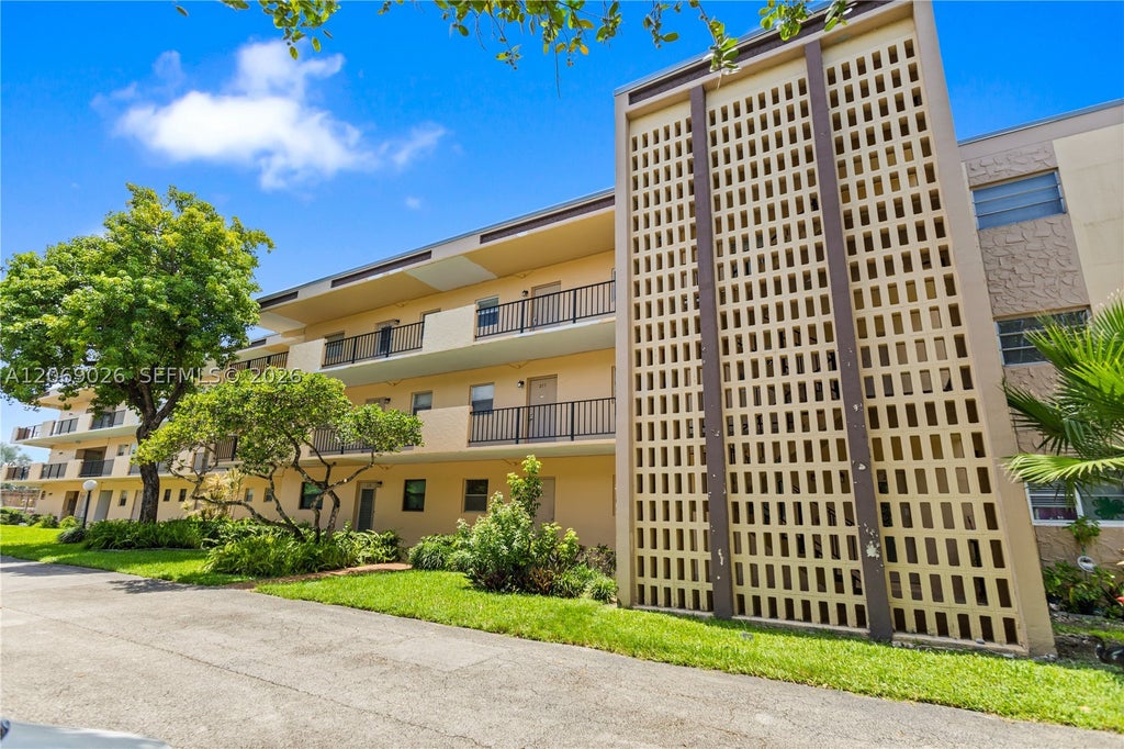Photo of 201 Berkley Rd #309, Hollywood, FL 33024 (MLS # A12069026)