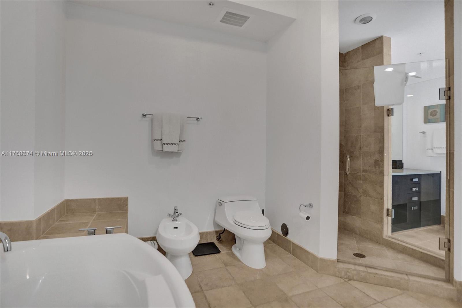 TRUMP ROYALE CONDO - Residential Lease