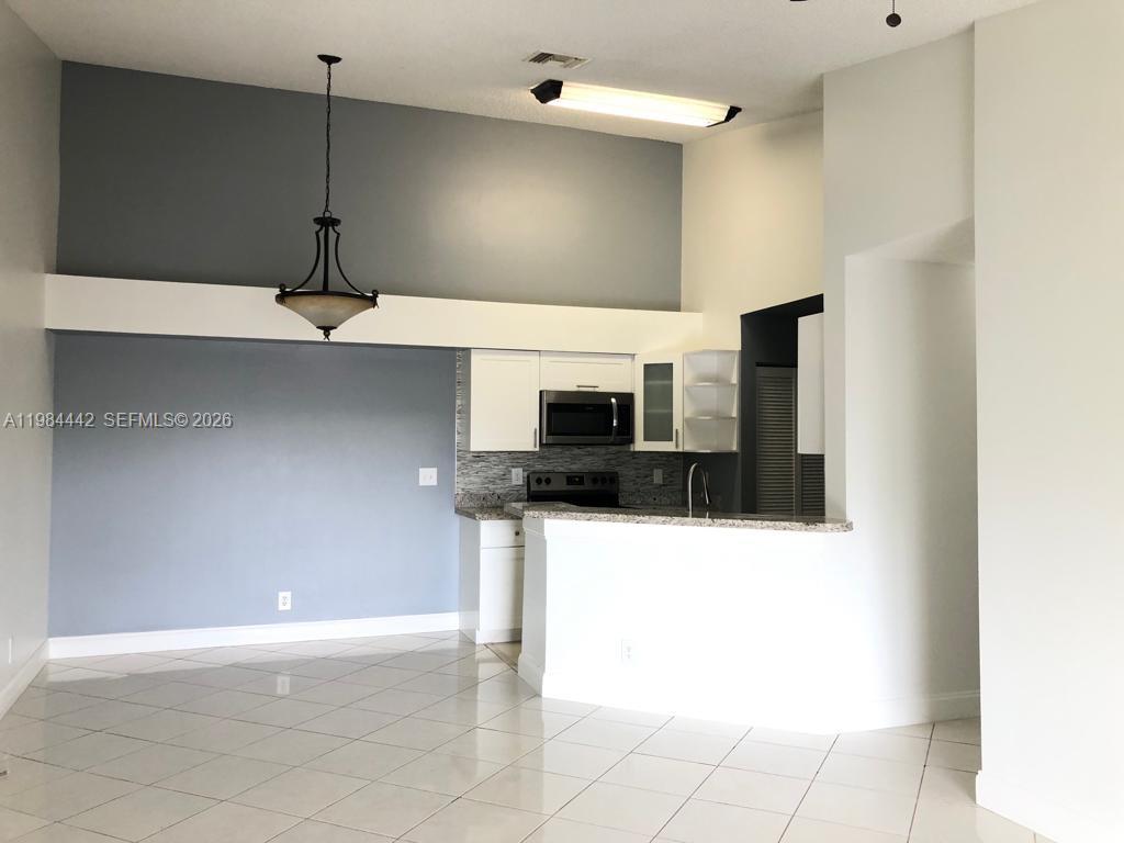 SUMMERBREEZE CONDO - Residential