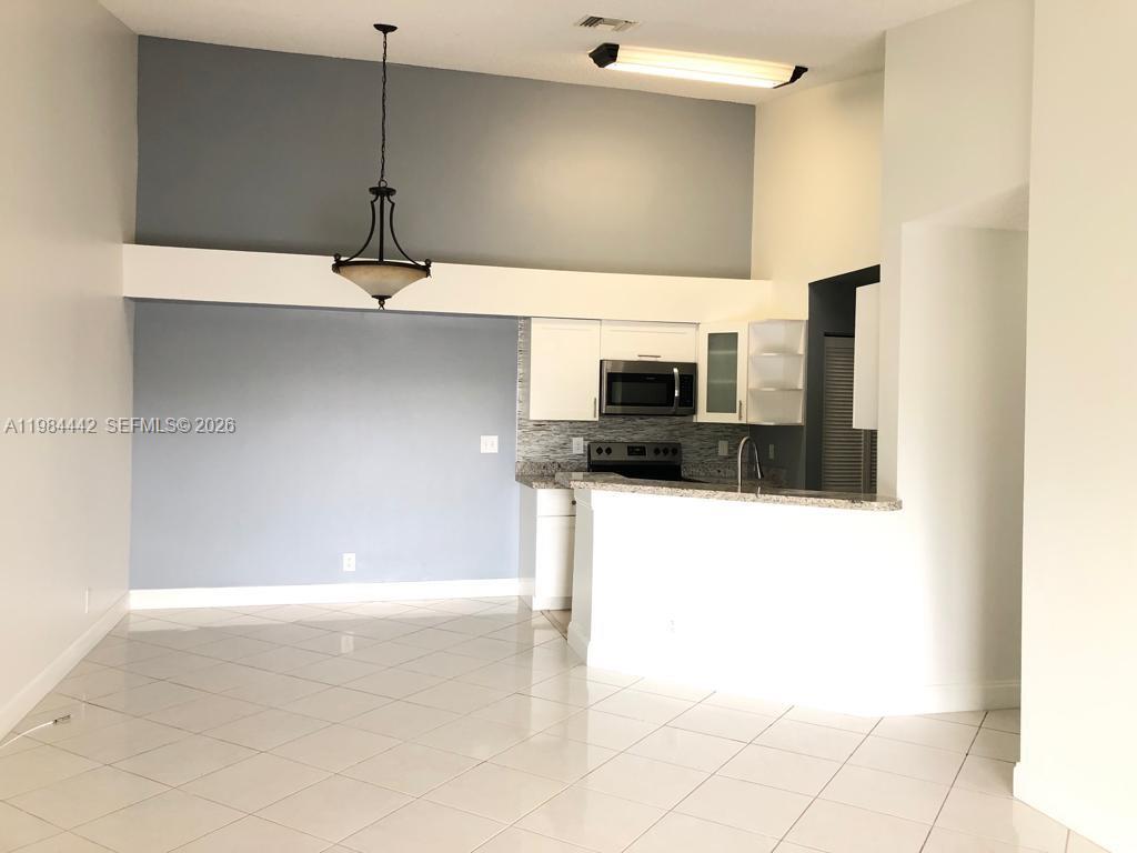 SUMMERBREEZE CONDO - Residential