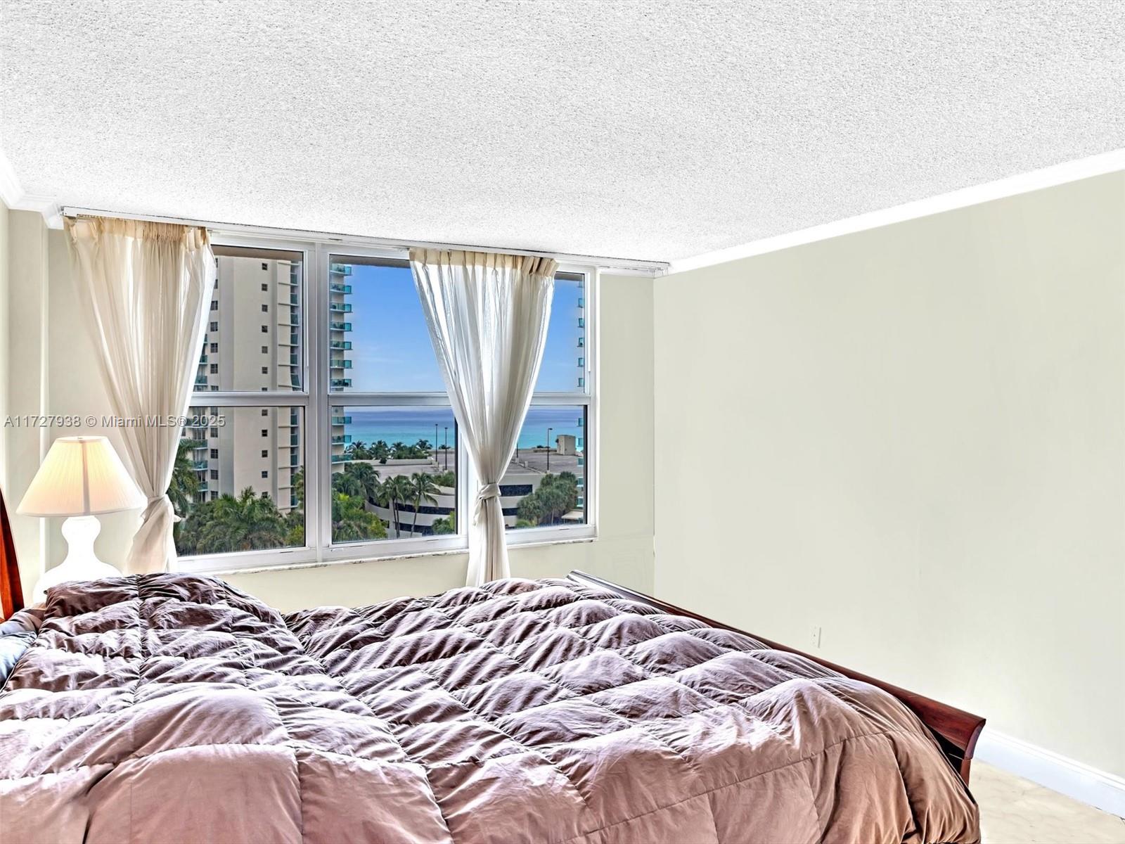 HALLMARK OF HOLLYWOOD CON - Residential
