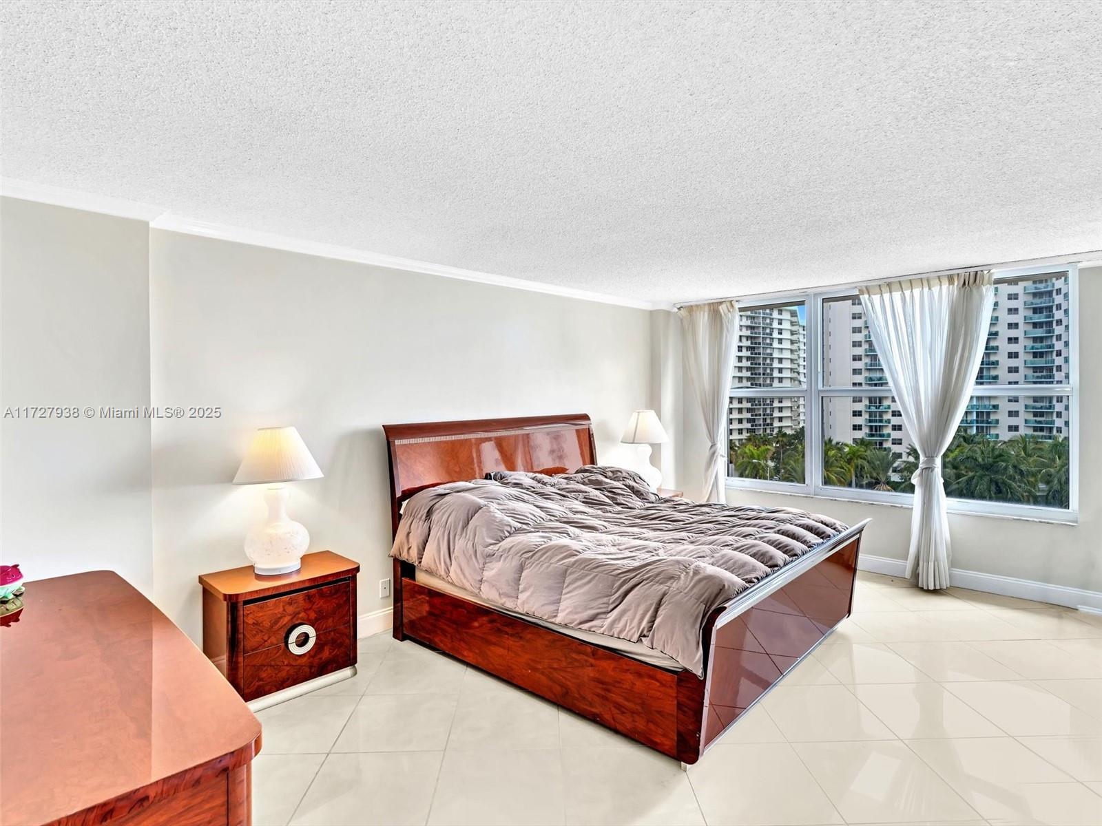 HALLMARK OF HOLLYWOOD CON - Residential