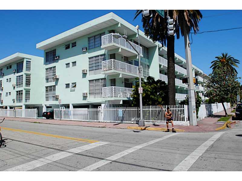 Bright, clean studio close to Lincoln Rd on Beach. Unit features Balcony, Central A/C, Garage Parking and new Bathroom.
