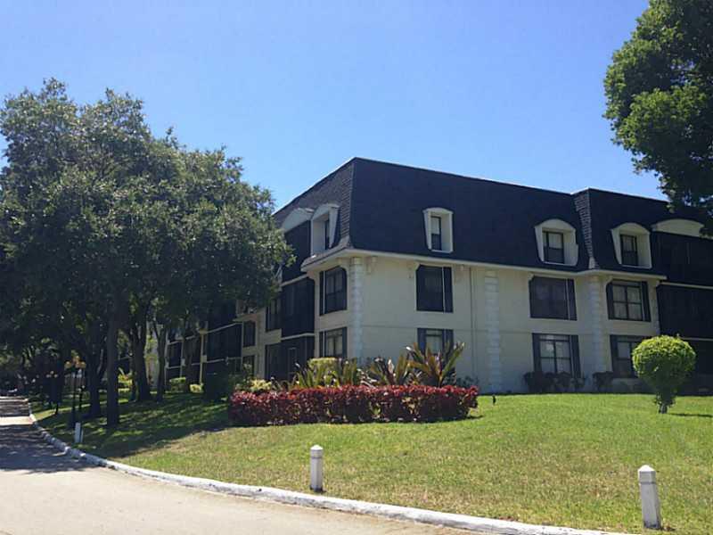 Beautiful Remodeled 1 bedroom 1.5 bath with large sunken living room, separate dining room, screened patio. Tile throughout. Lots of closet space plus separate storage area. Comcast cable & internet, water, pest control included in rent. Amenities Galore: Indoor & outdoor heated pools & Jacuzzis, 24/7 guard at gate & security patrol, tennis, billiards, racquet ball, fitness center, card room, scheduled entertainment, library, tea shop, picnic & barbeque area. Clubhouse with wifi business center.