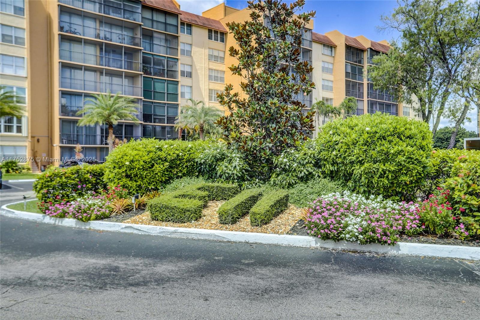 CONDOMINIUM 8 OF ENVIRON - Residential Lease