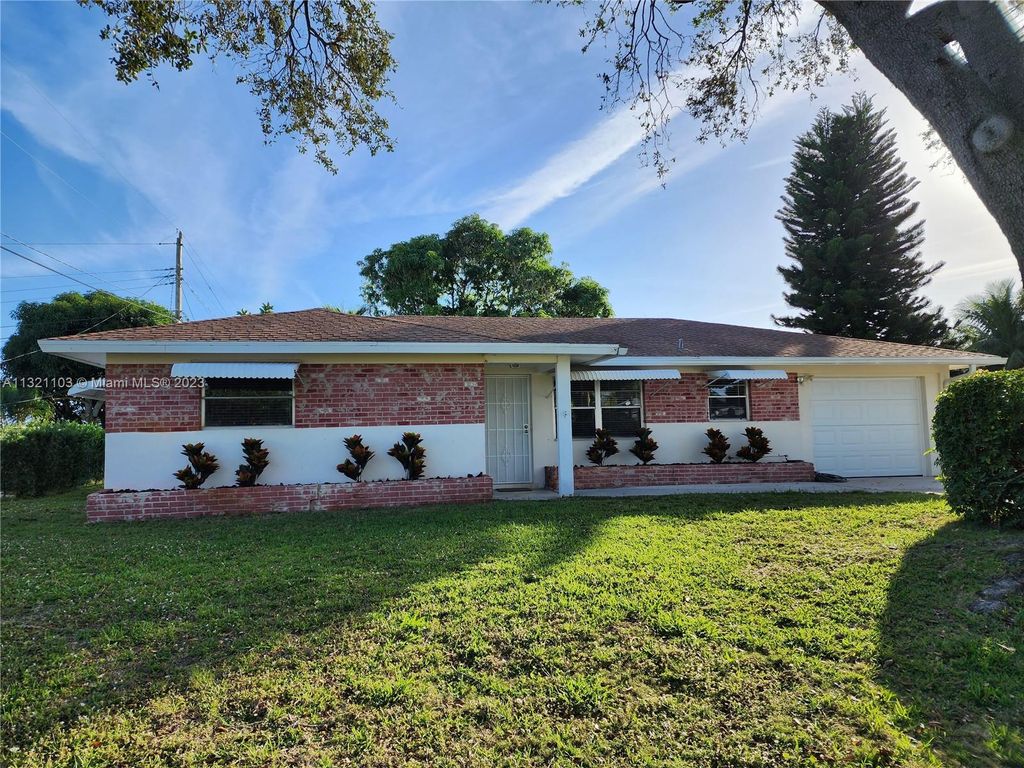 Photo of 332 Leigh Rd, Tequesta, FL 33469 (MLS # A11321103)