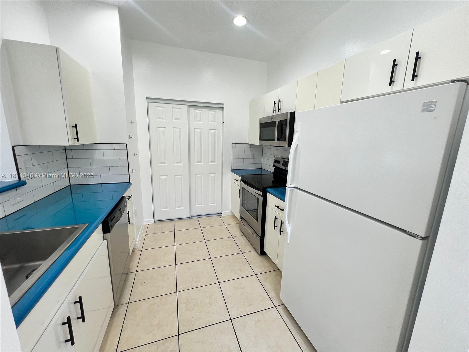 4285 NE 10th Ct