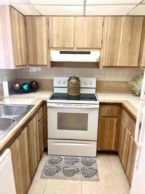 FIRST ENCOUNTER CONDO - Residential Lease