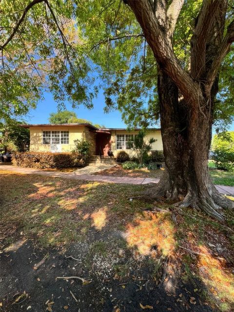 4582 Royal Palm Ave Miami Beach FL 33140