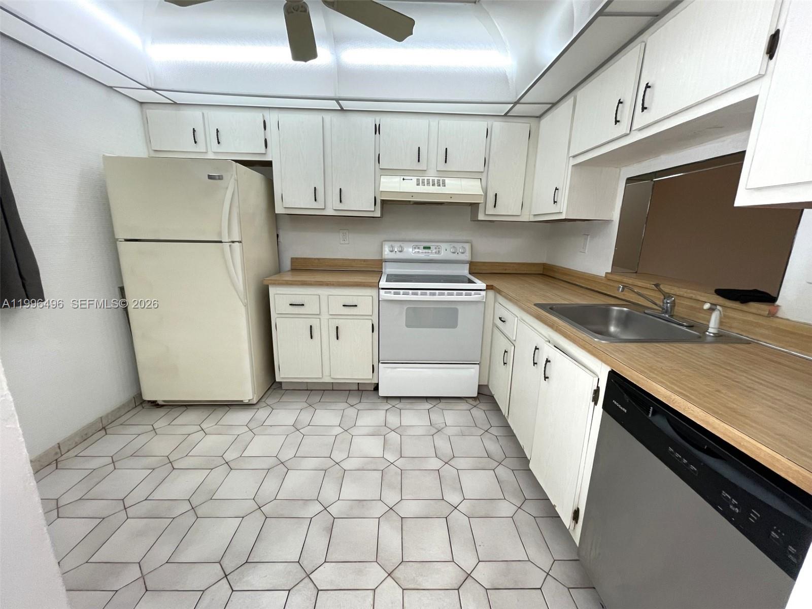 COURTYARDS OF BROWARD CON - Residential Lease