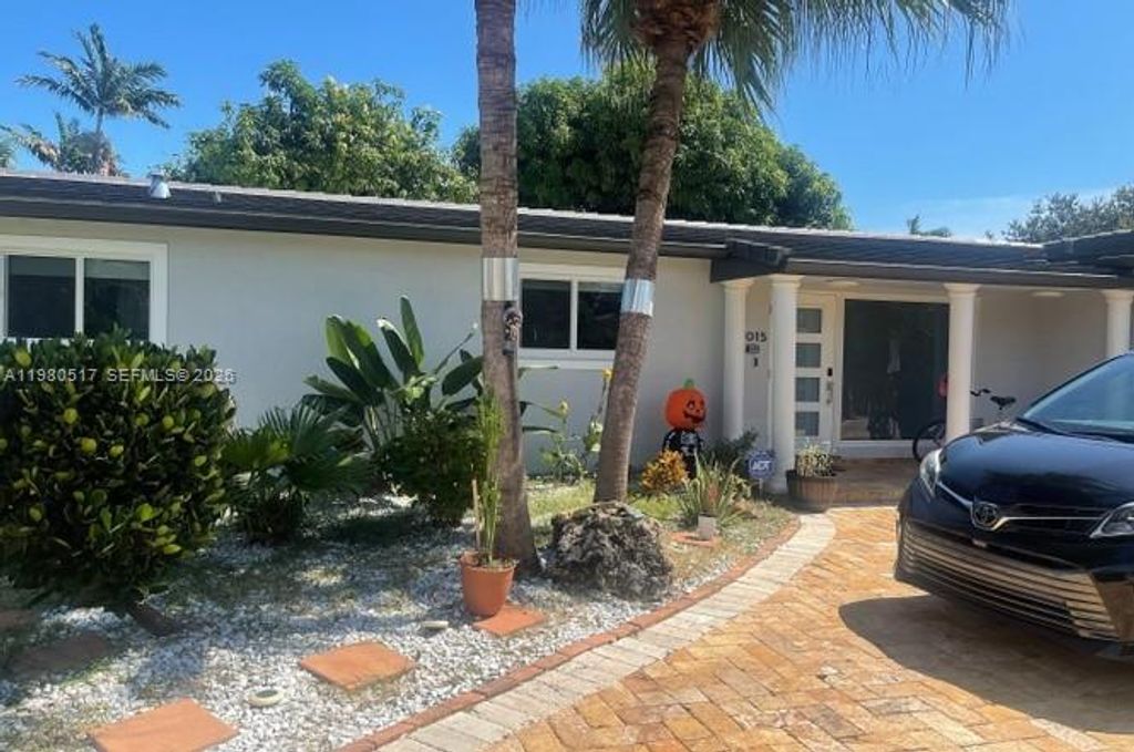 Photo of 1015 S 14th Ave, Hollywood, FL 33020 (MLS # A11980517)