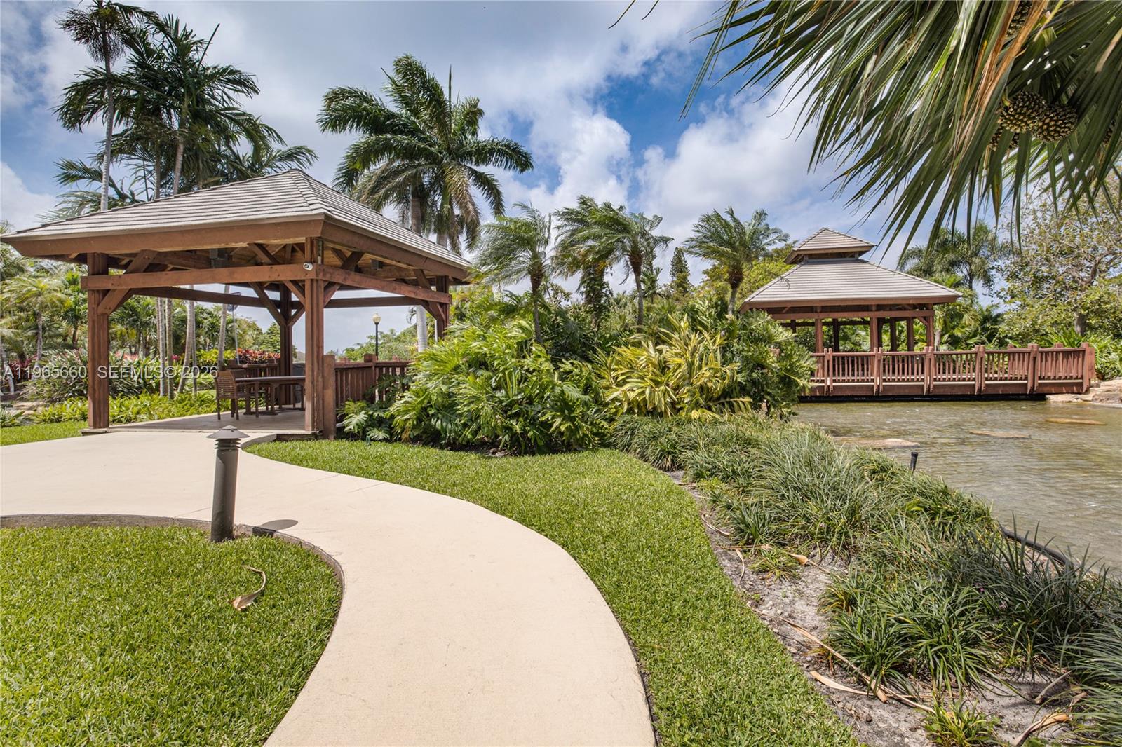 TOWERS OF QUAYSIDE CONDO - Residential