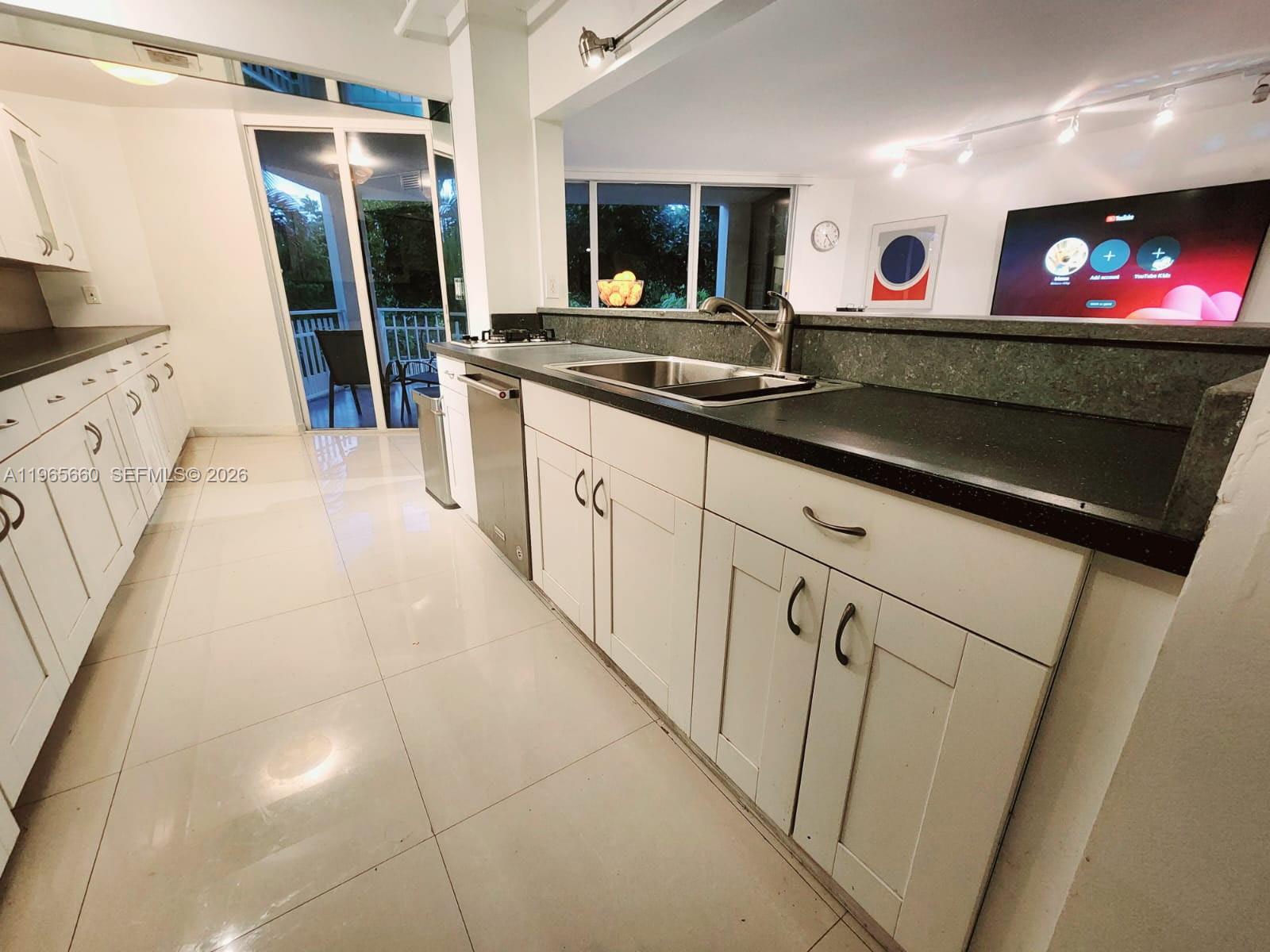 TOWERS OF QUAYSIDE CONDO - Residential