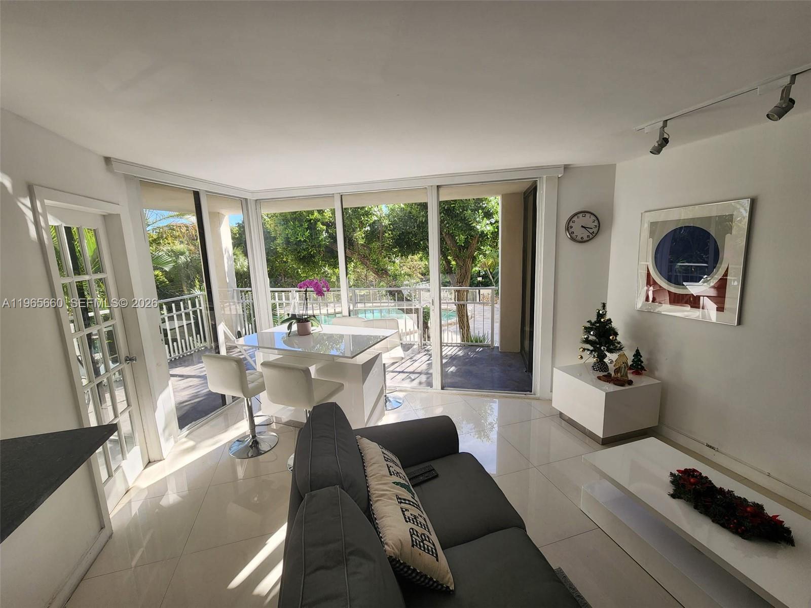 TOWERS OF QUAYSIDE CONDO - Residential