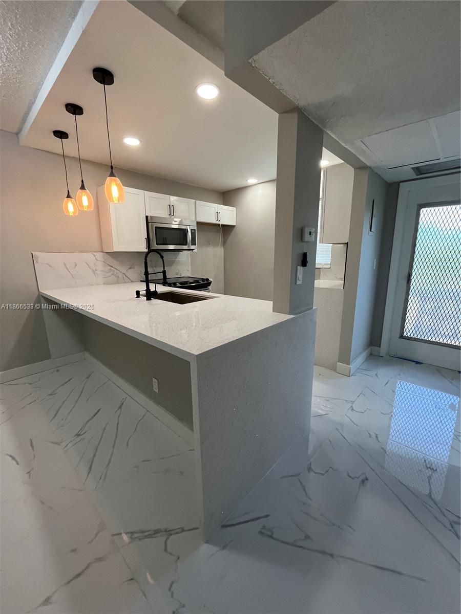 INVESTOR OR PRIMARY RESIDENCE! MOTIVATED SELLER!. Close to major access points and just steps from Fort Lauderdale, this unit offers a great opportunity both for those looking to invest and for those seeking a comfortable and modern home. It features one bedroom and one bathroom, along with a charming Florida Room that can be used as an office or a second bedroom. Completely remodeled with high-end finishes, it includes elegant porcelain tile floors and white quartz countertops in the kitchen and bathroom. The air conditioning is brand new, installed in late 2023. Located just 5' from Florida Medical Center, 17' from Sawgrass Mills, and 20' from the beach. Close to supermarkets, restaurants, and shopping plazas. Amenities: sauna, billiard room, piscinas and clubhouse.