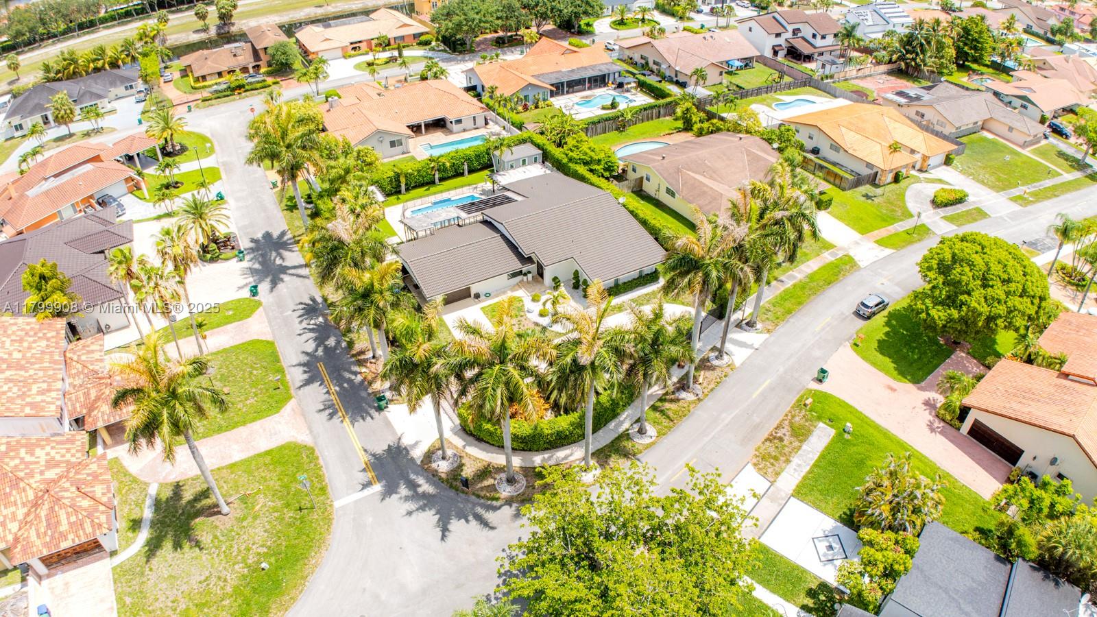 7345 N Oakmont Dr, Hialeah, Miami-Dade County, Florida - 5 Bedrooms  
4 Bathrooms - 