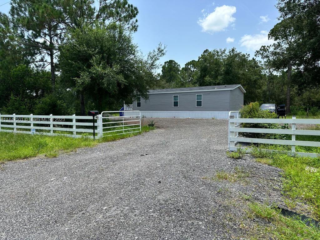 View Clewiston, FL 33440 mobile home
