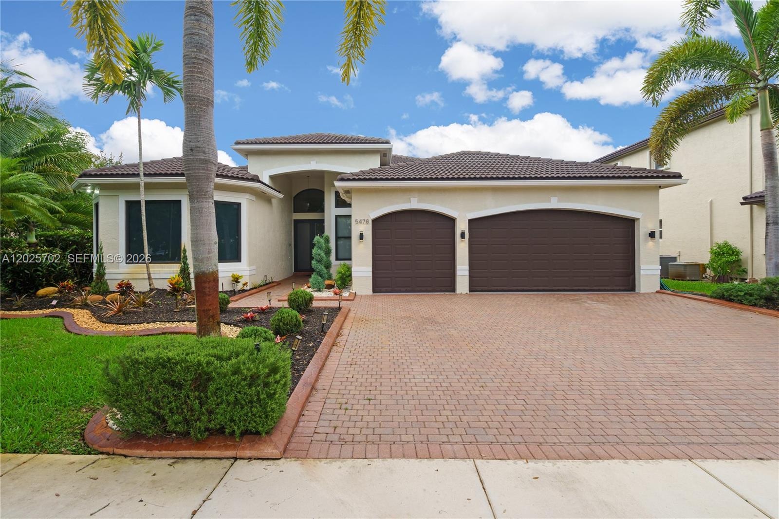 SUNSET LAKES PLAT THREE - Residential