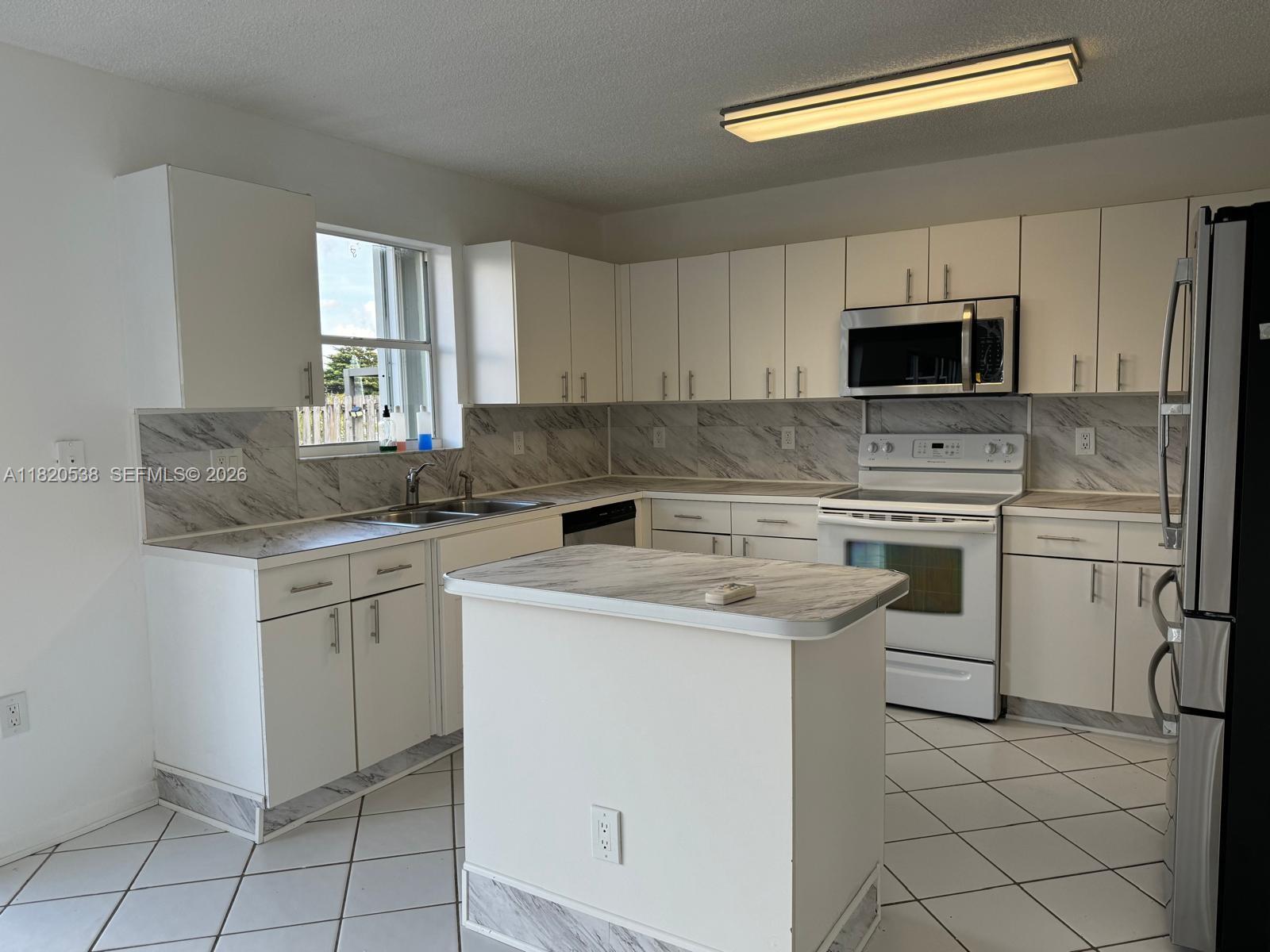 SAWGRASS ESTATES NORTH - Residential Lease