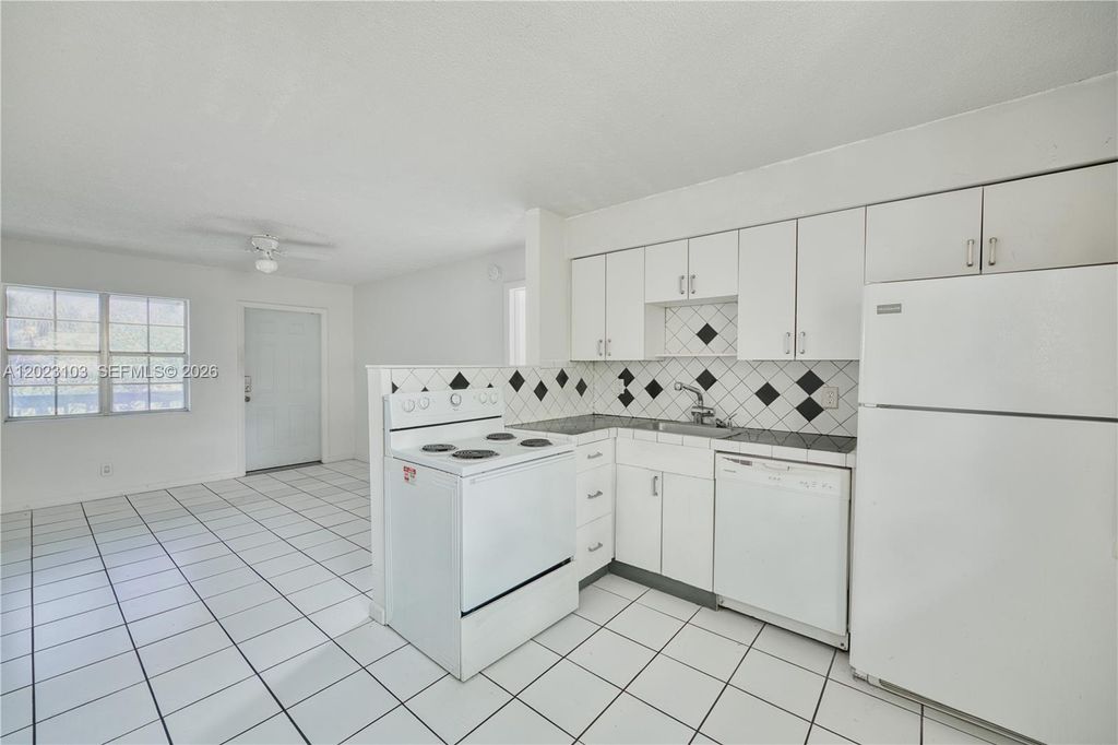 Photo of 400 SE 31st St #6, Fort Lauderdale, FL 33316 (MLS # A12023103)