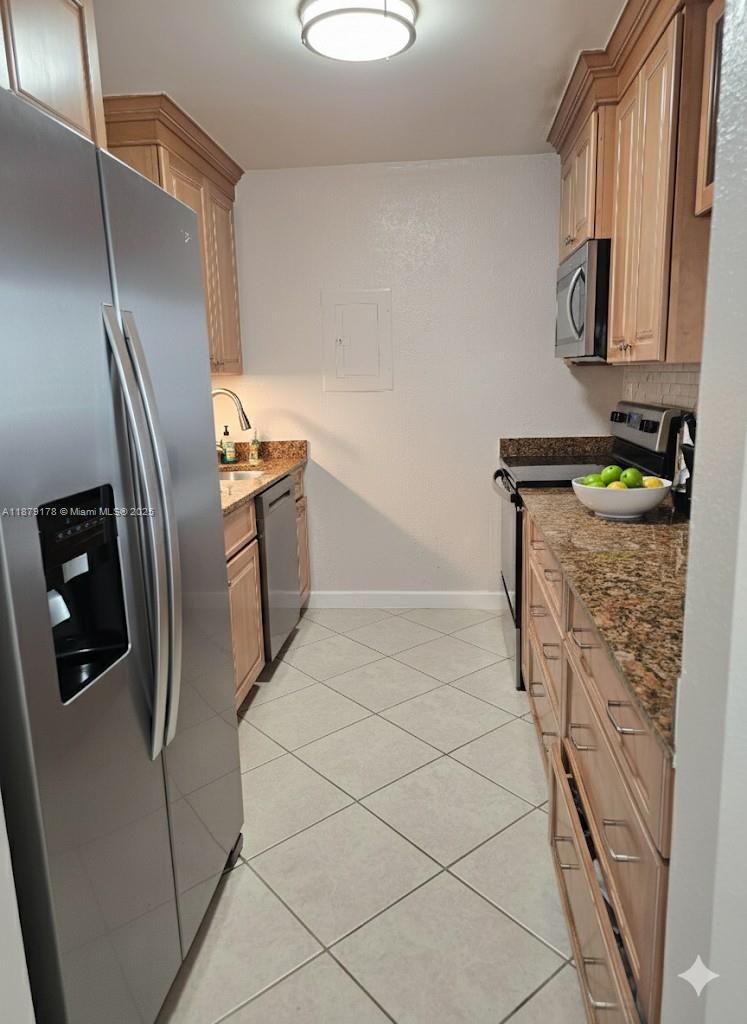 RACQUET CLUB VILLAGE APAR - Residential Lease