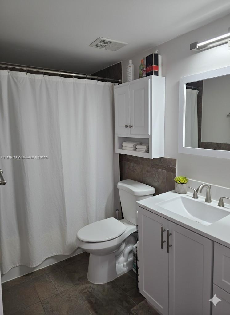 RACQUET CLUB VILLAGE APAR - Residential Lease