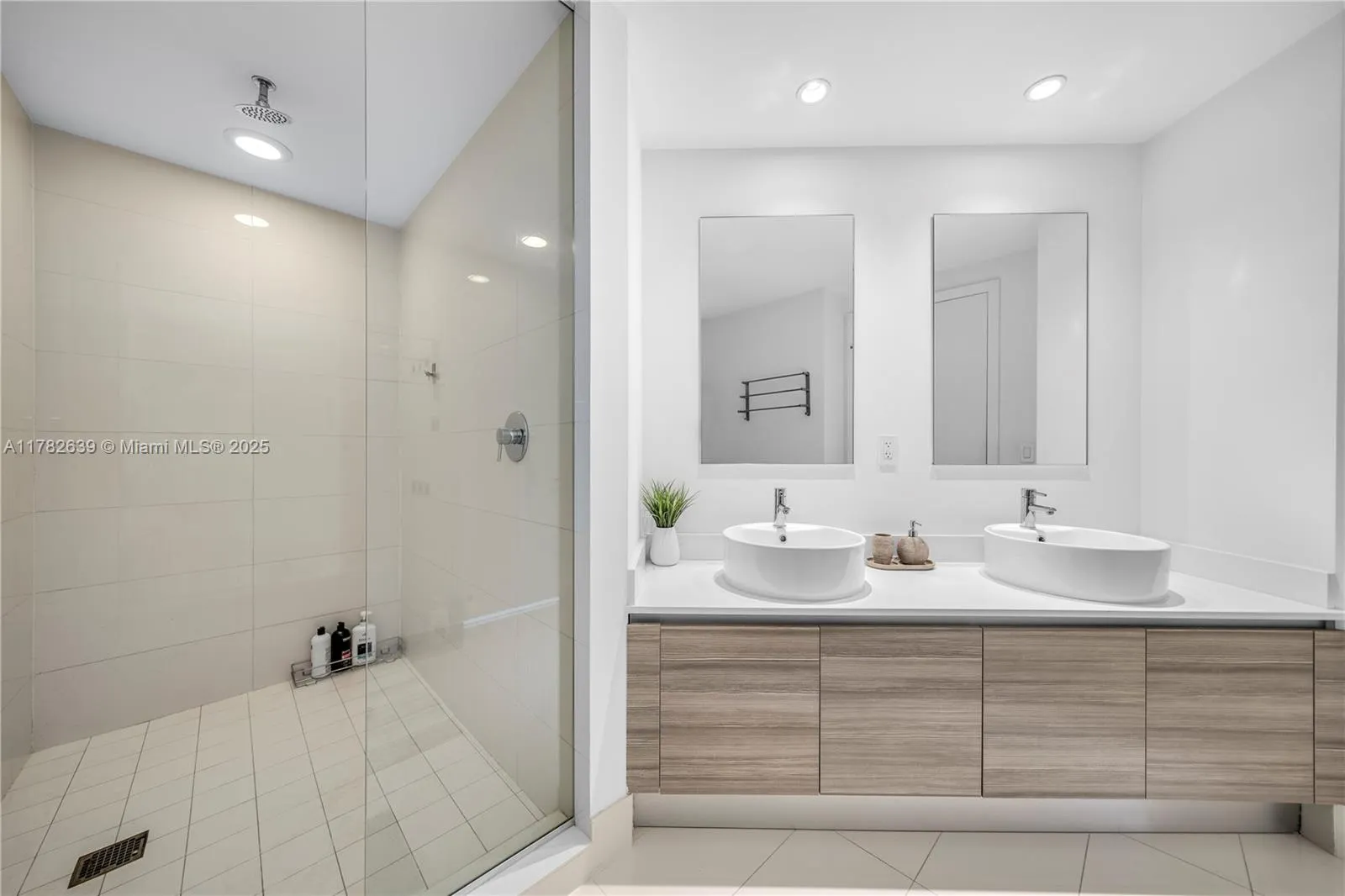 Miami, Florida 33137, United States, 2 Bedrooms Bedrooms, ,2 BathroomsBathrooms,Residential,Active,115600