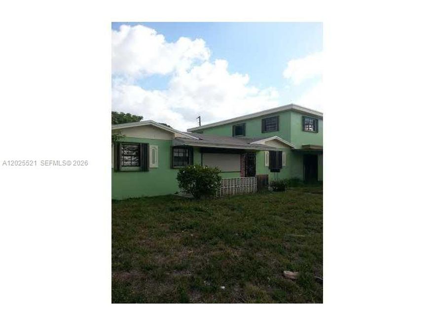 LARGE 5 BEDROOM HOME WITH 3 BATHROOMS, DINING ROOM, ENCLOSED PATIO AND MUCH MORE. PROPERTY IS BEING SOLD AS IS. CALL AGENT FOR APPOINTMENT AND MORE INFO.