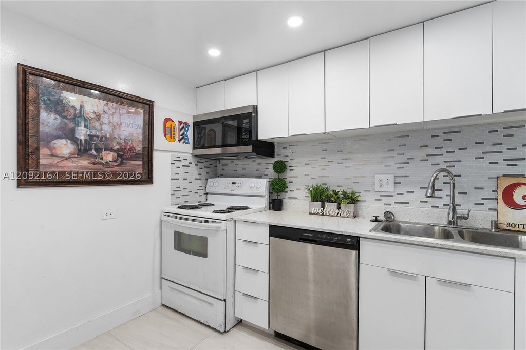 Photo of 3670 Inverrary Dr #2R, Lauderhill, FL 33319 (MLS # A12092164)
