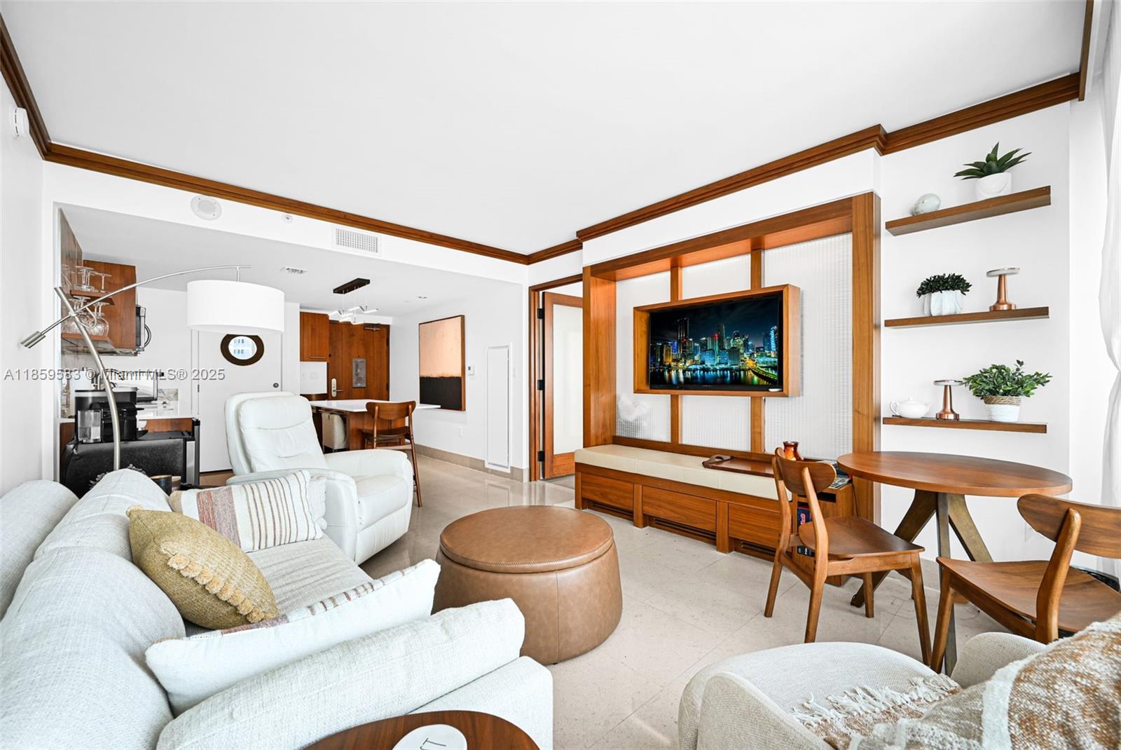 6801 Collins Ave 811 (door 810)