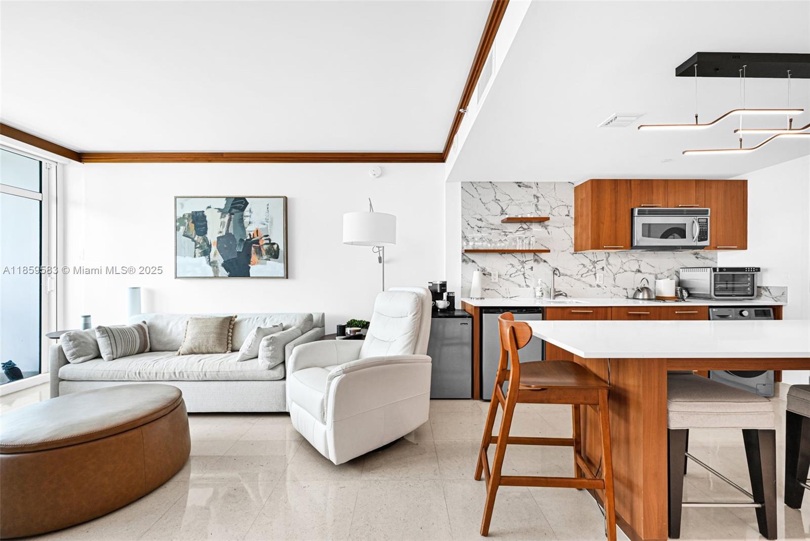 6801 Collins Ave 811 (door 810)