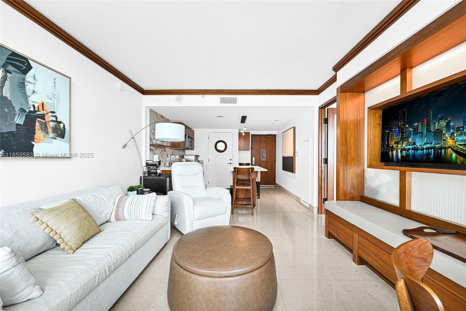 6801 Collins Ave 811 (door 810)